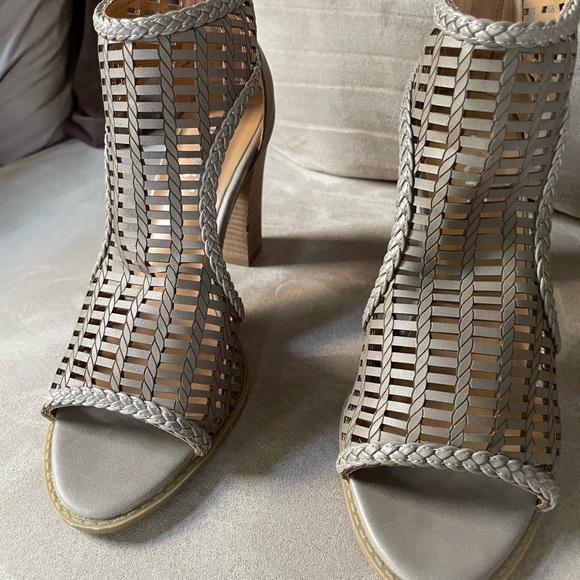 Stitch Fix Report Brand New Grey 3” Block Heeled Sandals Size 8.5. Never Worn! - Picture 3 of 5
